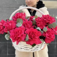 Корзина из малиновых французских роз
